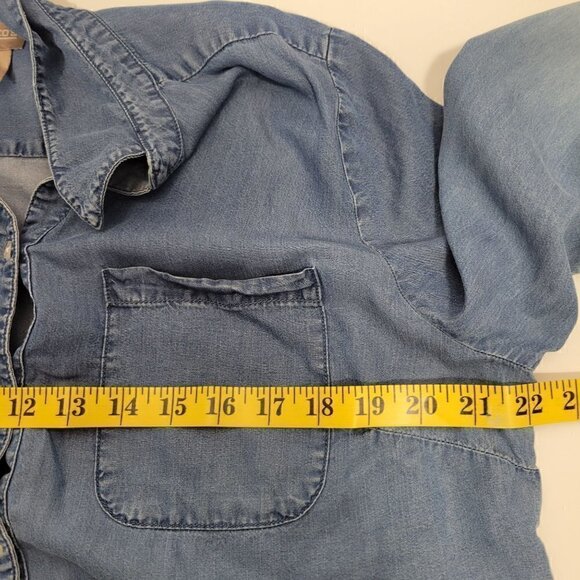 Chico's Women's Ombre Blue to White Button Down Shirt in a Size 2 (Large) - Picture 11 of 13